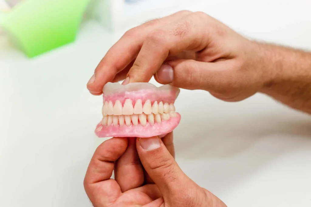jpeg-optimizer_model-tooth-dentist-doctor-shows-patient-tooth-reception-dentist-s-office-300x200