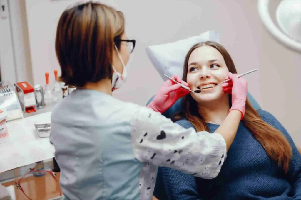 jpeg-optimizer_model-tooth-dentist-doctor-shows-patient-tooth-reception-dentist-s-office-300x200