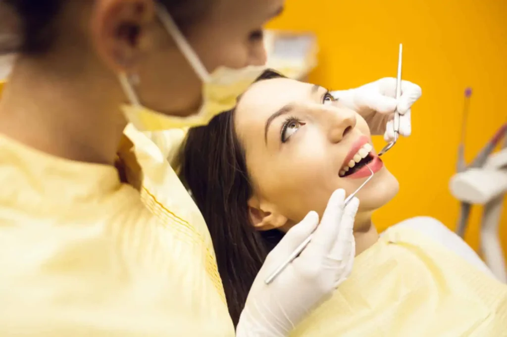 jpeg-optimizer_model-tooth-dentist-doctor-shows-patient-tooth-reception-dentist-s-office-300x200