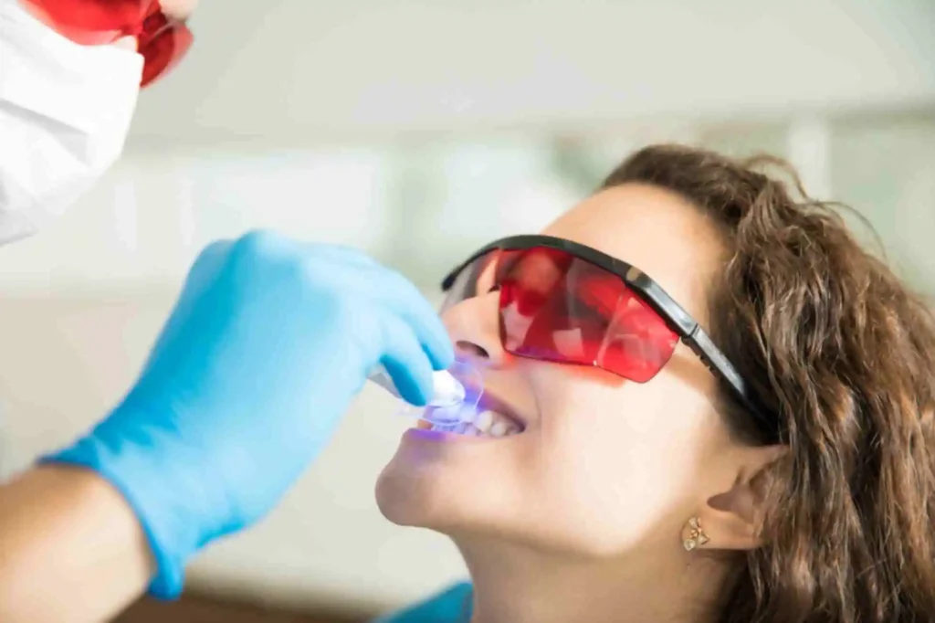 jpeg-optimizer_model-tooth-dentist-doctor-shows-patient-tooth-reception-dentist-s-office-300x200