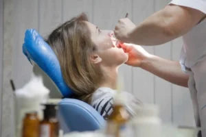 jpeg-optimizer_model-tooth-dentist-doctor-shows-patient-tooth-reception-dentist-s-office-300x200