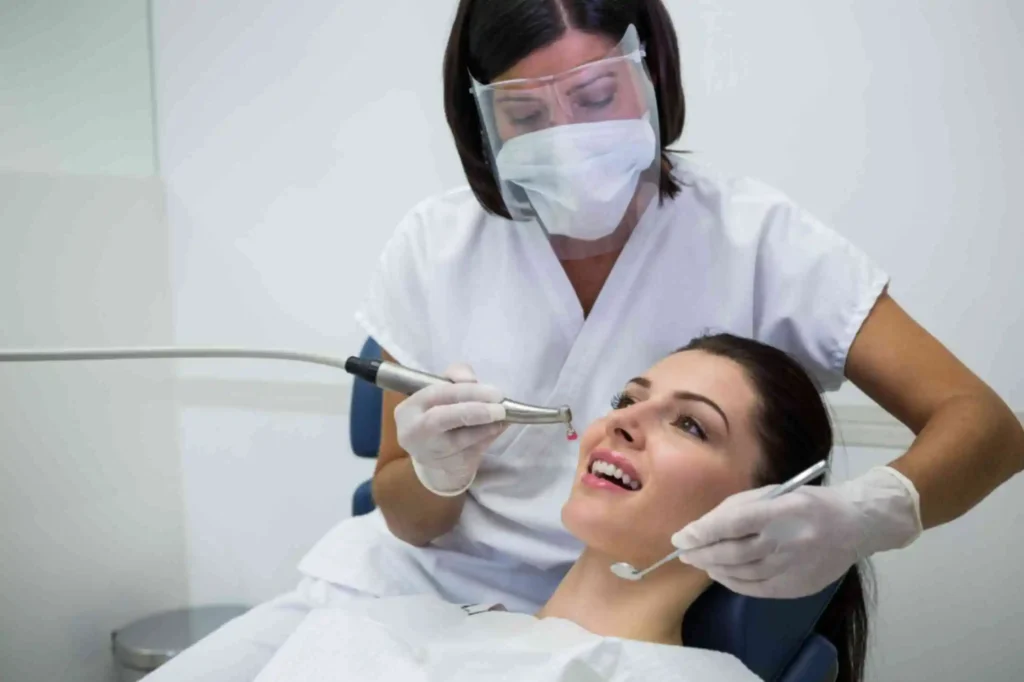 jpeg-optimizer_model-tooth-dentist-doctor-shows-patient-tooth-reception-dentist-s-office-300x200