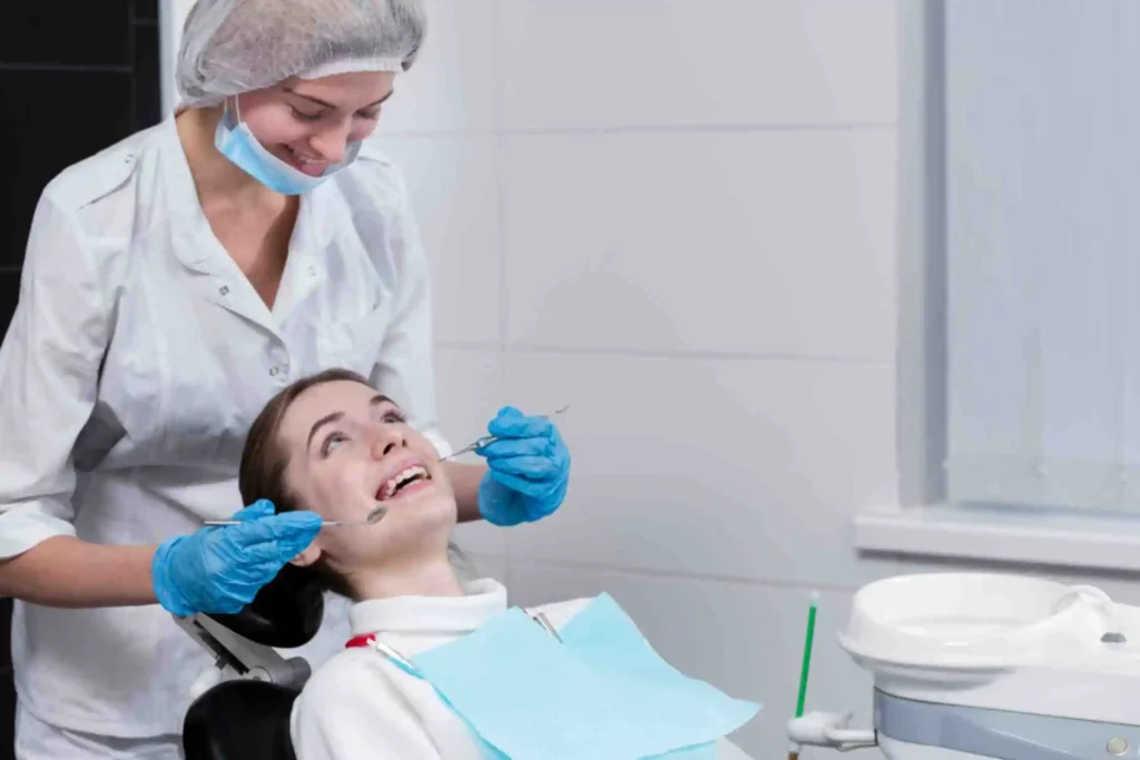 jpeg-optimizer_model-tooth-dentist-doctor-shows-patient-tooth-reception-dentist-s-office-300x200