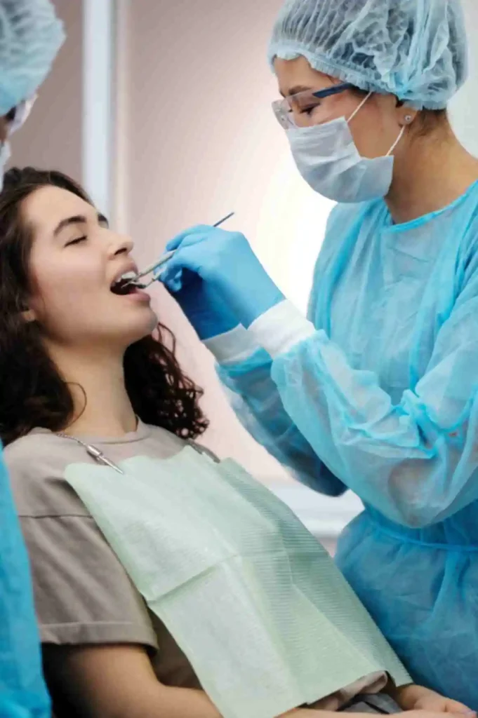 jpeg-optimizer_model-tooth-dentist-doctor-shows-patient-tooth-reception-dentist-s-office-300x200