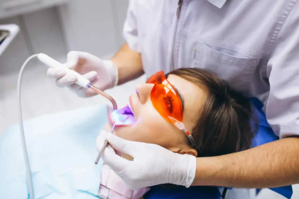 jpeg-optimizer_model-tooth-dentist-doctor-shows-patient-tooth-reception-dentist-s-office-300x200