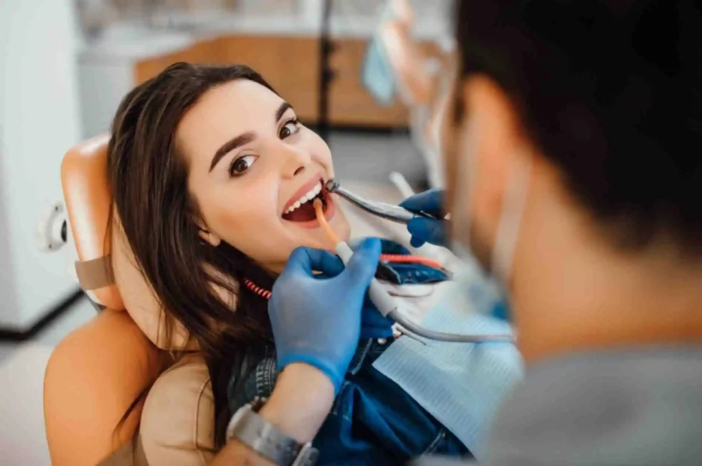jpeg-optimizer_model-tooth-dentist-doctor-shows-patient-tooth-reception-dentist-s-office-300x200
